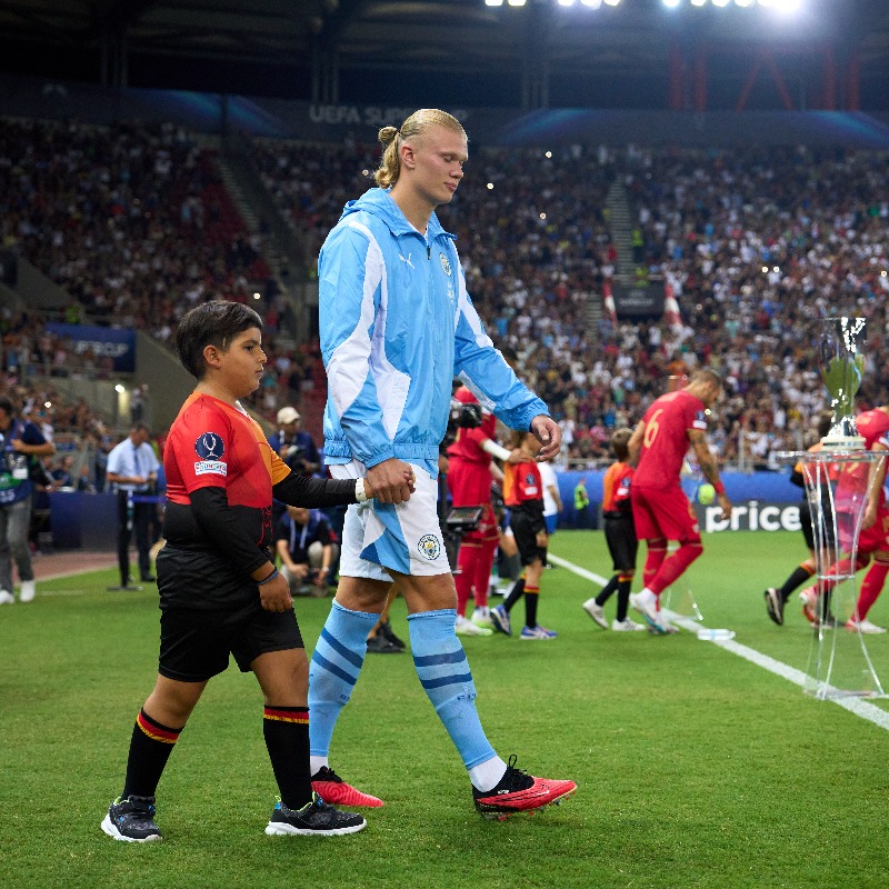 UEFA's tweet photo. 💙 64 new projects supported by the @UEFA_Foundation!

⚽🎒 The foundation funds new projects that use football and sports to provide access to sports and recreation, physical and mental health, education, and integration to vulnerable children across the world.

Full list: ⬇️