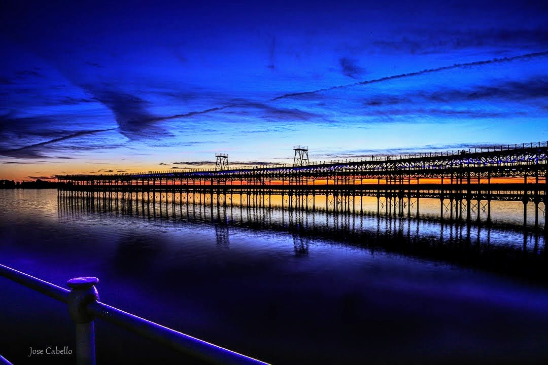 Muelle de la compañía Riotinto sobre el río Odiel, bien de interés cultural y seña de identidad de Huelva.
Si lo sumamos a esta puesta de sol nos queda una estampa espectacular.
#hacerfotos