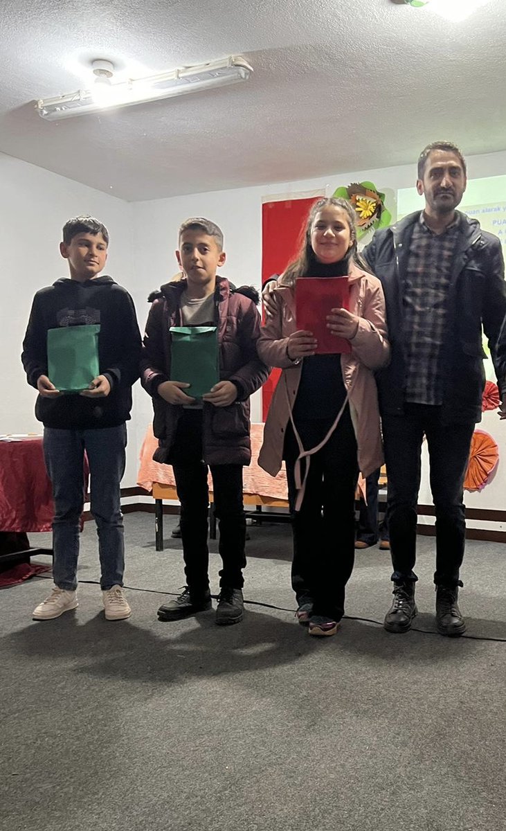 Okulumuz 7. Sınıflar arasında yapılan Bilgi ve Kültür yarışmasında birinci olan sınıfımız 7-A öğrencilerini kutluyoruz 🥇