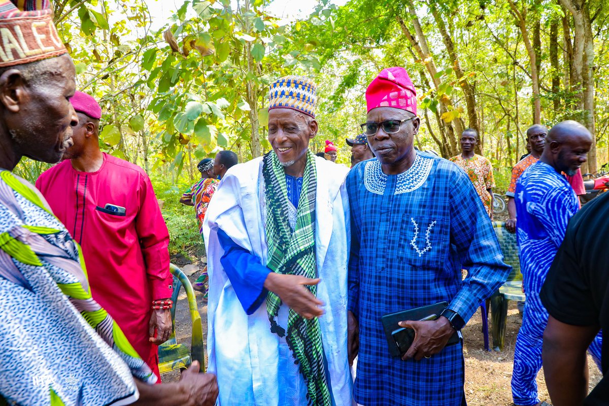 IITAForest's tweet photo. 🍀🌳🚀🚀🤝🤝🪴🌴
PS #MinistryofForestryOgunState, Rotimi Akinlesi, with officials from #NBplc & #IITAForestCenter, met with #Olokemeji community members to brainstorm and solicit supports to mitigate fire outbreak.
#communityparticipation #support #firemitigation #treeprotection https://t.co/nwFQGK3SHn