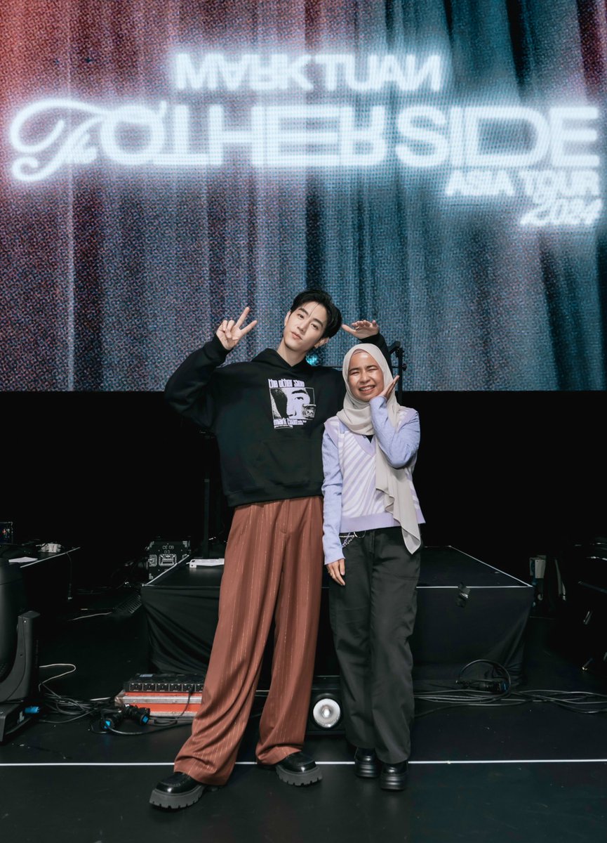 wtmtone's tweet image. Finally, got my photo with Mark Tuan🥰Waited so long for this moment to come, saving up money just to meet you, to watch you perform and supporting your music journey. This fangirl got her dream came true💚

#marktuaninkl #marktuan #theothersideasiatour 
#theothersidetour_KL