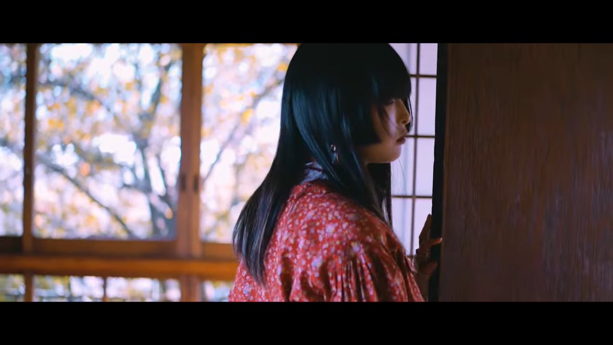 ベイビーわるきゅーれ2で奇祭の「Rainy Day in Tokyo」のMVと同じ撮影スタジオが使われていました。　

youtu.be/waeMvxwoMX4?si…