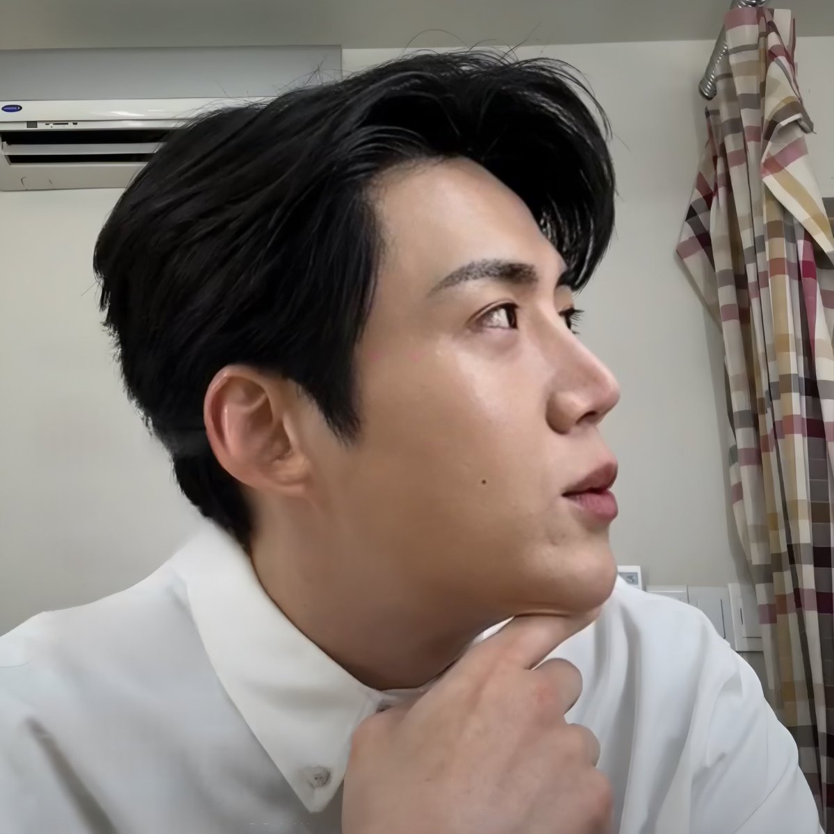 dezatome's tweet photo. This side profile makes my heart flutter again &amp; again, fall in love so deep again &amp; again, just like you’ve got poisoned &amp; it has no cure at all forever! I’m gonna deeply in love with this man forever! 😘 https://t.co/NxEvv1iBuM