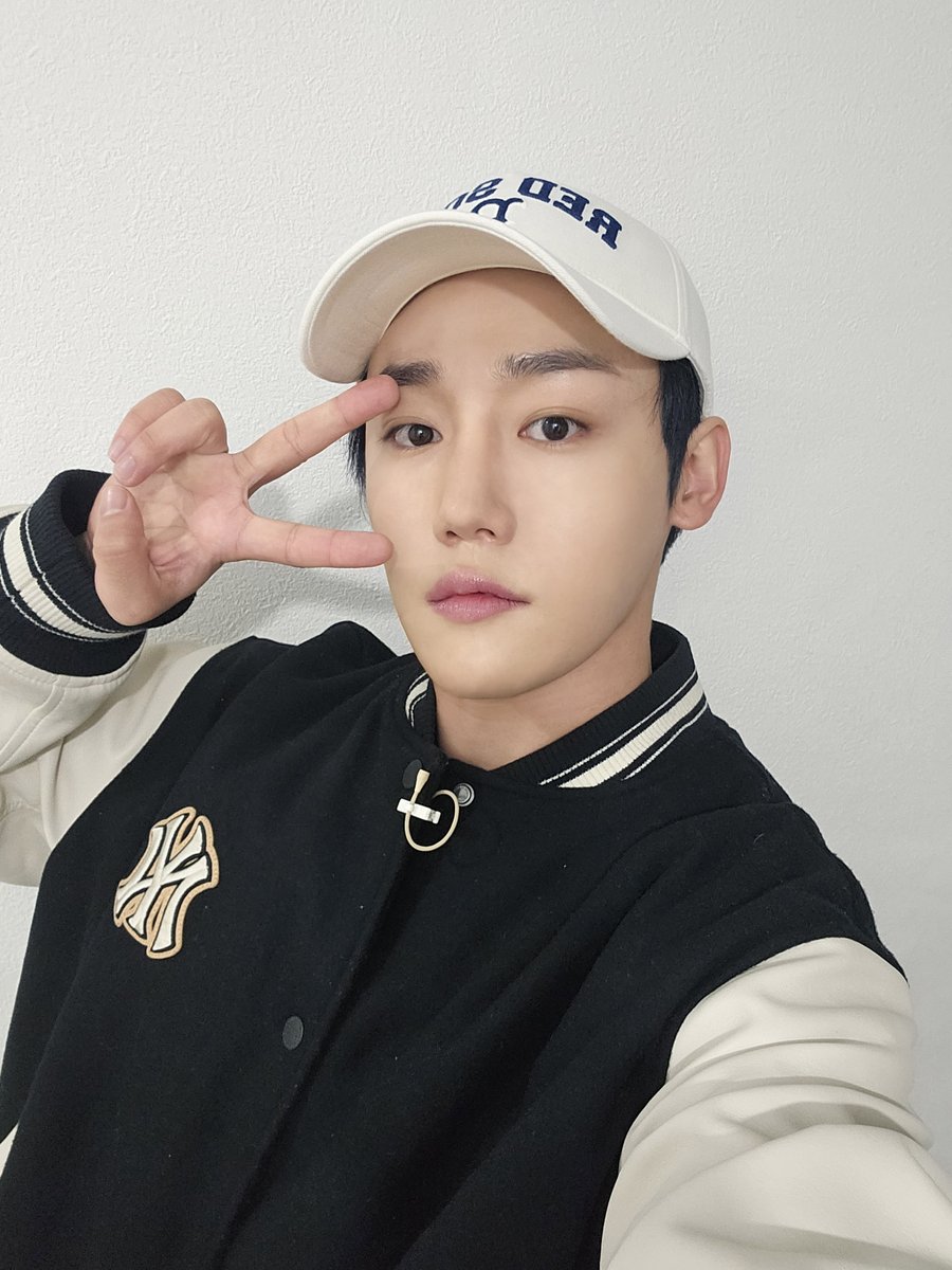 GoldenChild's tweet photo. [📸] 240111 #막노동 EP.04

도배의 왕, 도배의 신, 도배의 마스터, 도배의 권위자 🖌
삿포로를 위해 열심히 달리고 있는 장준 ( ᵒ̴̶̷᷄ ·̫ ᵒ̴̶̷᷅ ) ,,,

파
       이
             티
　　　     잉
　　　　。
　　　 。
　　 。
　　
#GoldenChild #골든차일드 #GNCD
#이장준 #LEEJANGJUN https://t.co/5SsdN3xdtX