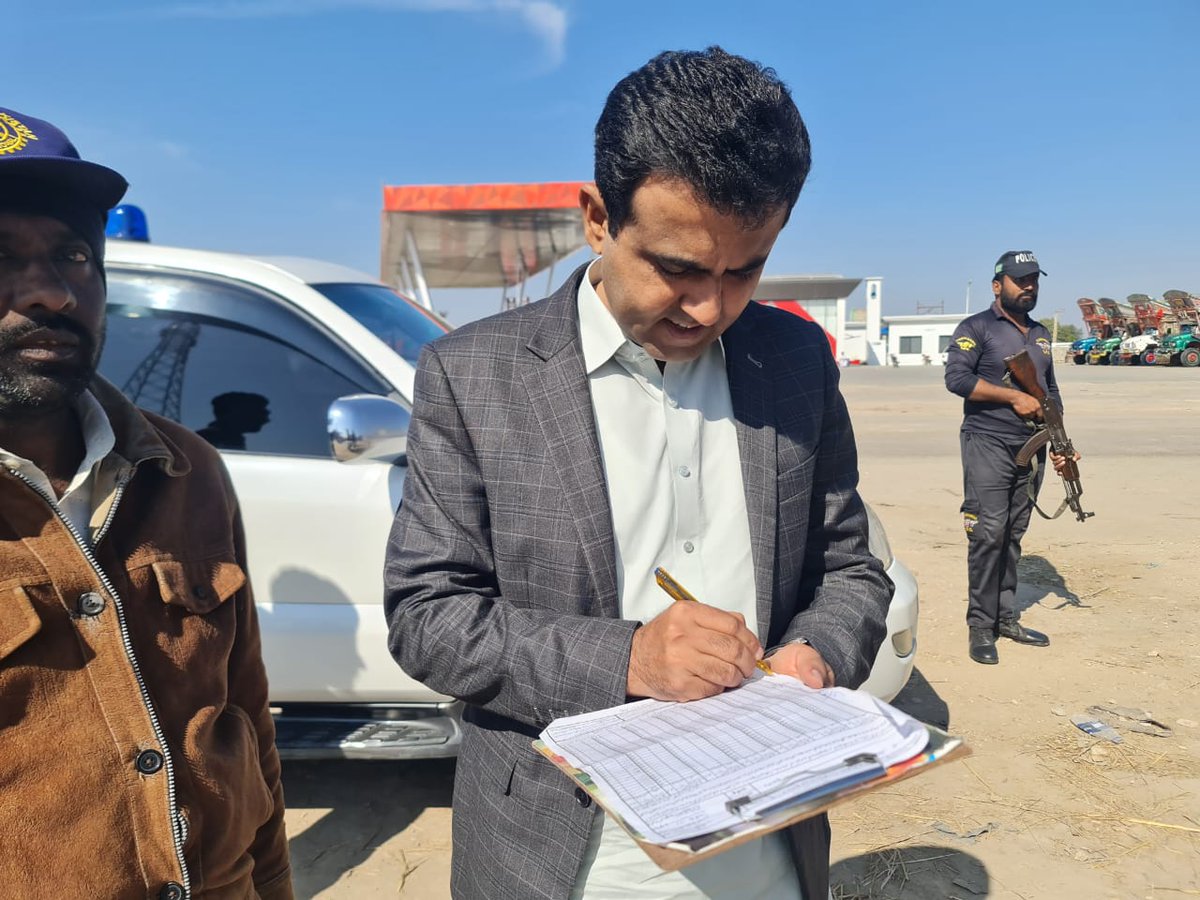 DC Badin, Mr. Abdul Fattah Halio, conducted a surprise visit transit points. DC Badin reviewed the coverage reports & commended the efforts at the transit points. He motivated the teams, & emphasized that through collective efforts, we can eradicate polio from Sindh and Pakistan.