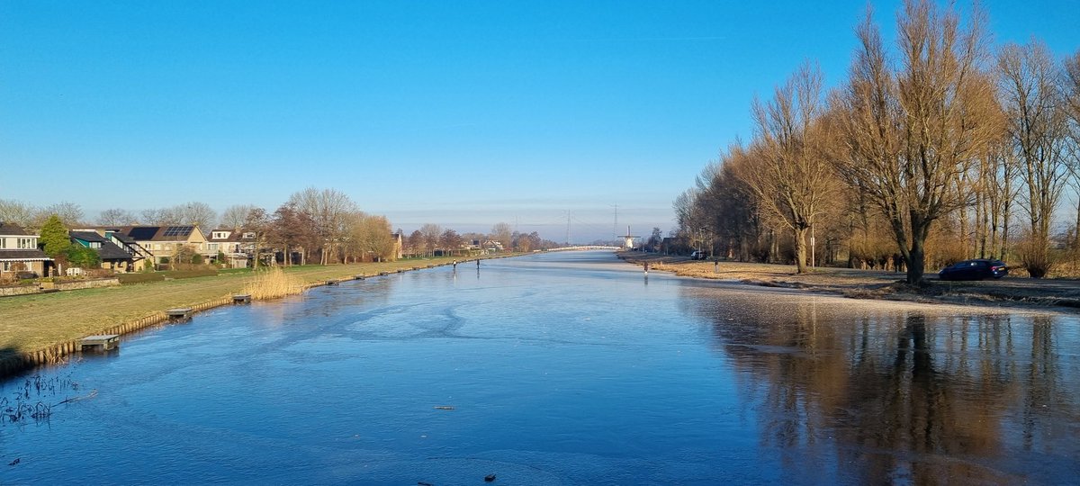 johan_klos's tweet photo. Goedemorgen toch nog een paar #schaatsers gezien op de #alblas deze lui zijn #levensmoe #winter #koud #Alblasserdam zie de #hulpdiensten weer komen @KlaroenNL @Alblassernieuws #weerfoto ππββοΈπββοΈ https://t.co/0pDMrIQDMl
