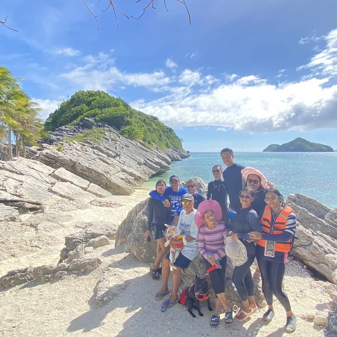 charmz2803's tweet photo. Beachin' with family and my babies 😍😍😍🏖🏞🐕🐶 
#GigantesIsland https://t.co/uWeLy6euWf
