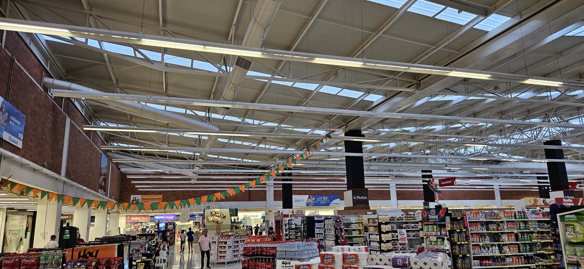 AlexanderJavela's tweet photo. @tulioagomez un poco de cariño a La Montaña de la 14 de la Pasoancho en Cali, luminarias fundidas por todo el súpermercado, los carritos de compra son los mismos de la antigua 14 y hay que arreglarlos, no hay empacadores y son muy demoradas las filas, recuerda al CLIENTE! https://t.co/E3xMkbIeey