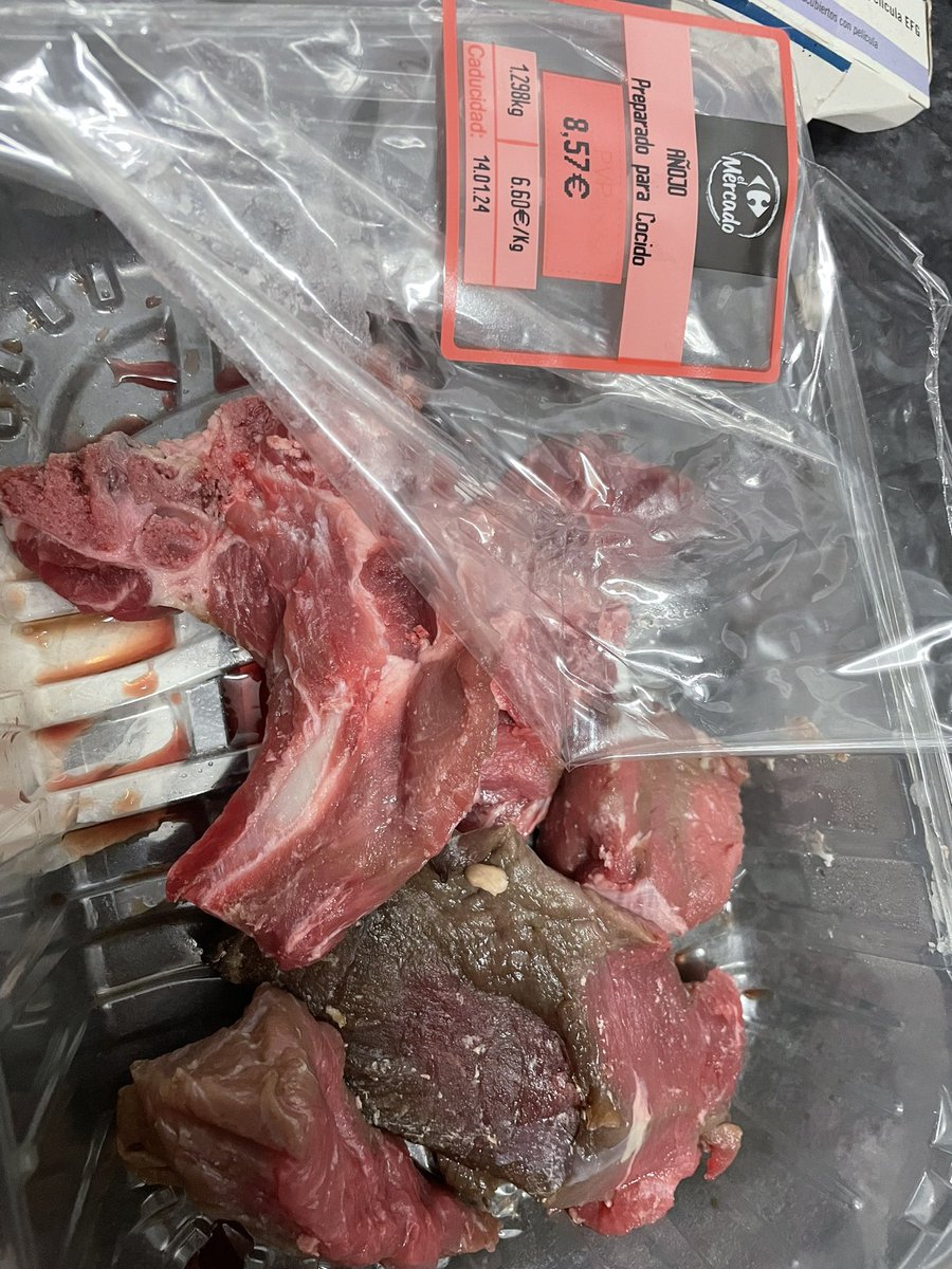 Lydia_3003's tweet photo. @CarrefourES bandeja comprada ayer en vuestra tienda de Gavà, y resultado? Parte de la carne en avanzado estado de descomposición? Y si lo hubiéramos consumido por confiar en la frescura de vuestros artículos? En urgencias estaríamos, ahí tenéis la foto de carne y el ticket!! https://t.co/FXELhANuKG