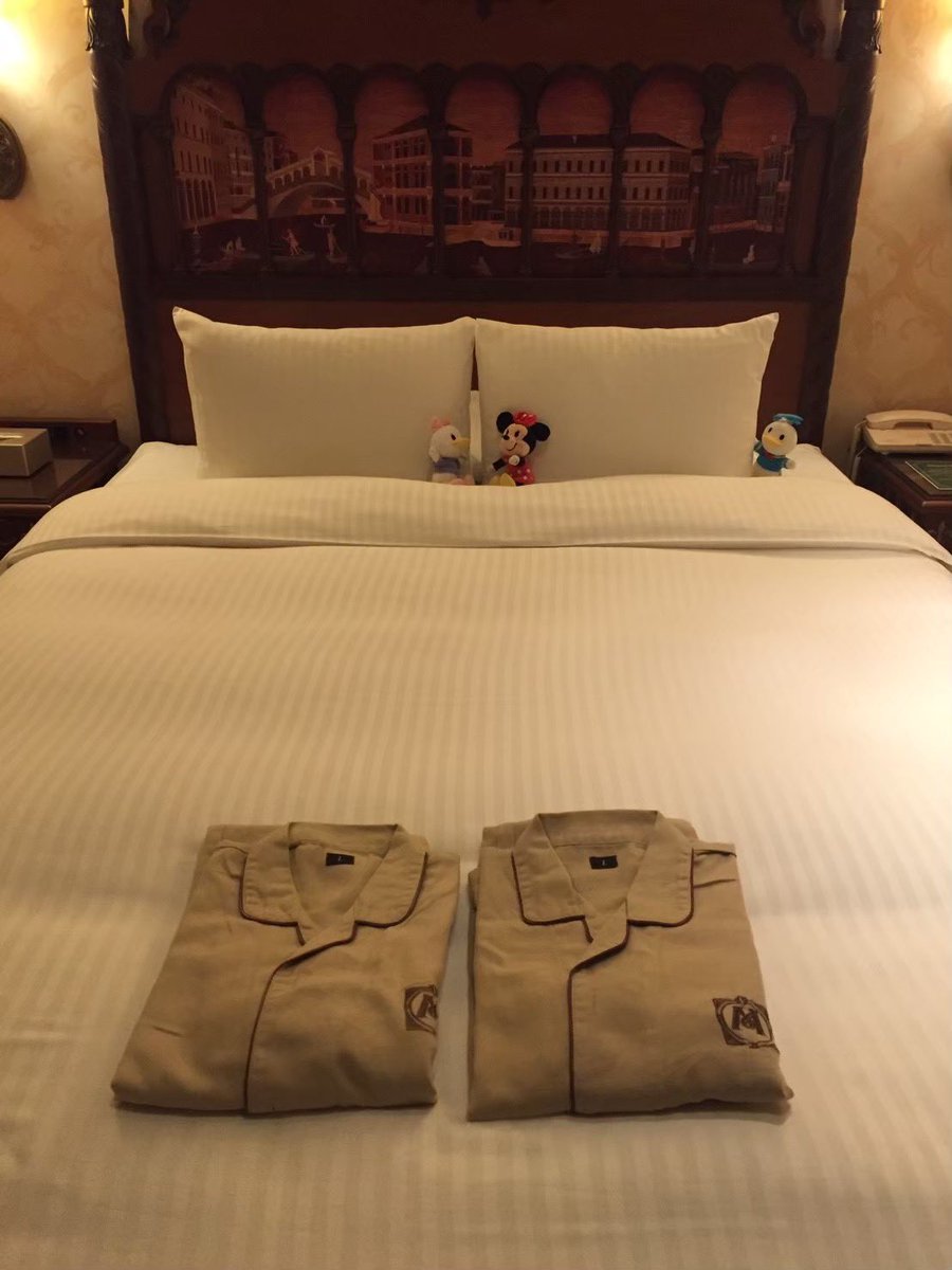 tsu62ru3's tweet photo. ミラコスタ泊まった時にお部屋戻ったらミニーちゃんとデイジーが女子会をしてたことがあったなー https://t.co/8vheVT7nDN