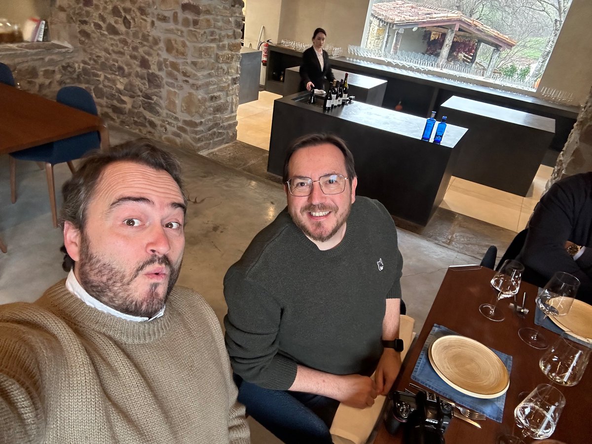 condedelamaza's tweet photo. Se me ha sentado este señor en la mesa del #Txispa. Se parece a @danielarbos. https://t.co/7YzOBjJee8