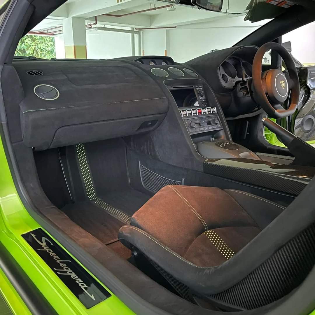 aremer93's tweet photo. Assalamualaikum. Ya Allah lama nya aku tak post apa2. Hahaha just want to share something today kot2 laa kan ada yang berminat yang nk pakai Lambo. Boleh roger ye ada sebiji nk lepaskan. Kereta jarang keluar weekend drive only. Low mileage 9k+ https://t.co/0gXyGmYUW8