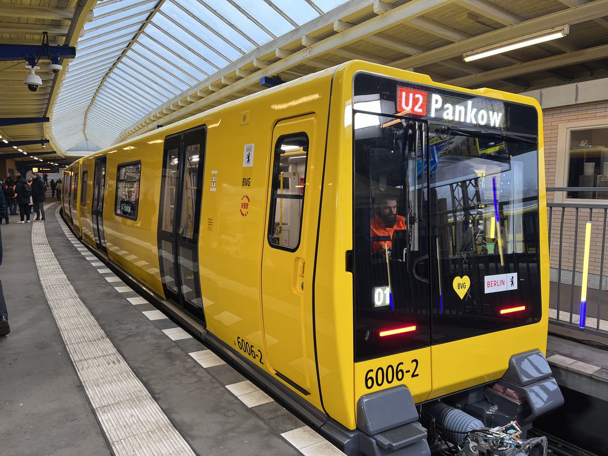 pneumannberlin's tweet photo. Mehr Sitzplätze als in der Vorgängerbaureihe, (etwas) weichere Sitze, je nach Tages- und Nachtzeit unterschiedliche Lichtfarben, breitere Türräume, weniger Türen, größere Wandflächen, ein großzügiger Raumeindruck: Das ist die neue Baureihe JK für die U-Bahn #Berlin. #BVG ⁦ https://t.co/rlPljo0ZUp