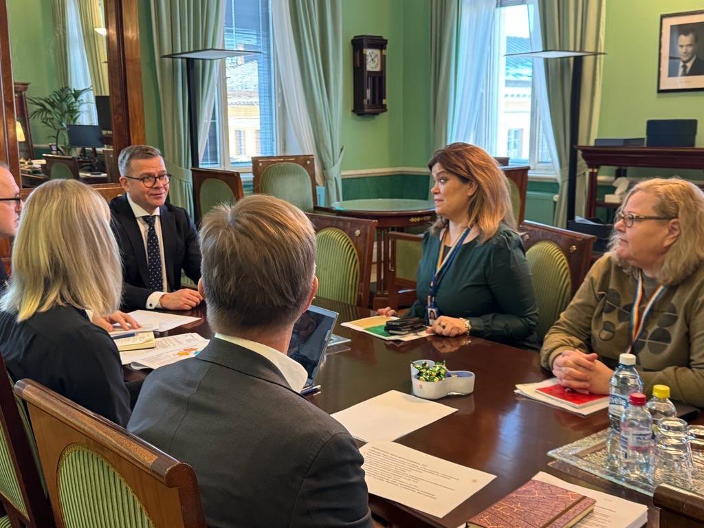 laurarissanen's tweet photo. Kävin tänään yhdessä @STM_Uutiset tasa-arvoyksikön kanssa keskustelemassa pääministeri @PetteriOrpo kanssa hallituksen tasa-arvo-ohjelmasta. Pääministeri nosti esiin työelämän tasa-arvon edistämisen sekä lähisuhdeväkivallan torjunnan. 

Kiitos tuesta tasa-arvotyölle! #tasaarvo https://t.co/8wkvmZnyH8