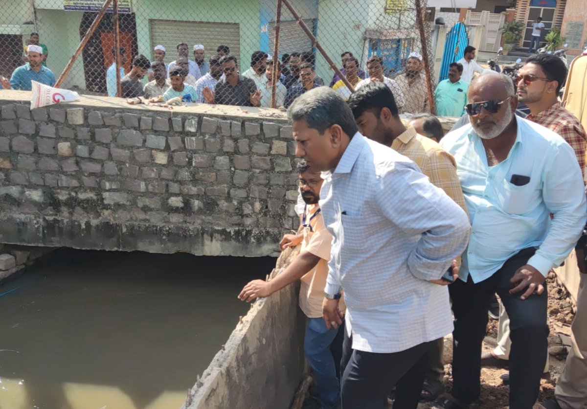 aimim_karwan1's tweet photo. Inspected Ongoing Laying Of VDCC Roads And Sewerage Lines Under Golconda Division In Karwan Constituency !!!

On The Instructions Of AIMIM President Barrister @asadowaisi Sahab Today AIMIM Karwan MLA @kausarmohiuddin Sahab Along With GHMC Dy EE Visited Ahmed Colony And Inspected Ongoing Laying Of VDCC Roads, And Sewerage Lines, During This Inspection MLA Sahab Accompanied By AIMIM Party Corporator's And AIMIM Primary Unit President And Active Workers Were Present.