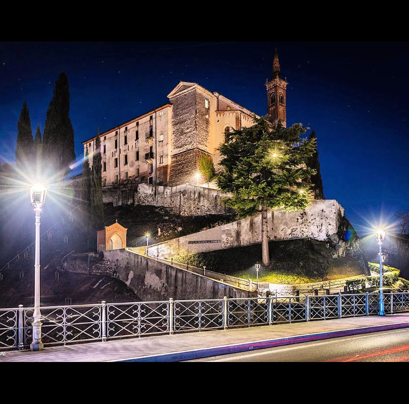 TurismoVeneto's tweet photo. Le luci della sera illuminano il Santuario e il Convento di S. Maria del Cengio, a #IsolaVicentina. Visita il chiostro del '400: è ricco di decorazioni floreali che si alternano a simboli cristologici e mariani  

⛪https://t.co/RRK8xZ2q5T

#VisitVeneto

📷IG lucazanphoto https://t.co/1ZhBTRbE4E