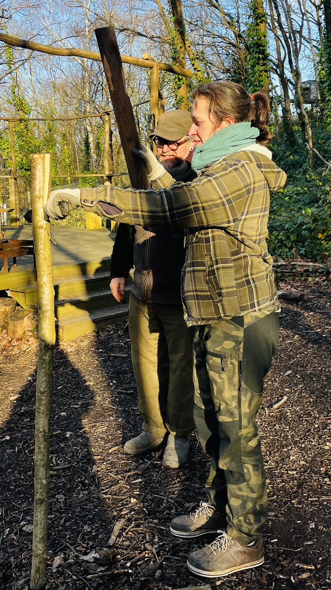 2 icy cold days batoning, splitting, pleaching & laying trees & branches to complete a magnificent hedgerow along railway. 🙏 to @WFGA_ trainees, Alison, Nik & @robertspcole our lead hedge layer. Funded by @MayorofLondon #RewildLondon 2023 grant.