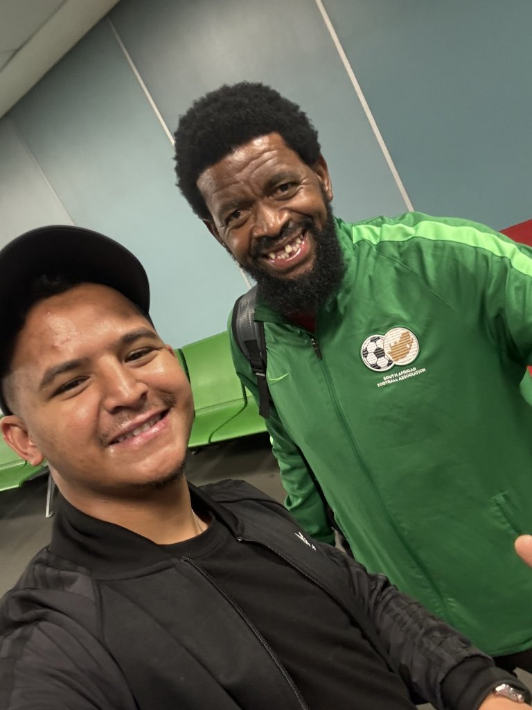 Lorenz_KO's tweet photo. Barely recognised him without his iconic uniform. 🇿🇦⚽️

#TotalEnergiesAFCON2023 https://t.co/xtiAa5vXbf