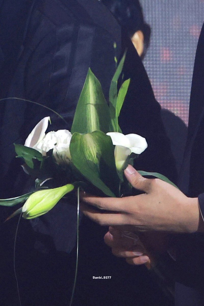 240110 써클차트 뮤직 어워즈
꽃을 든 솸💐
#박서함 #PARKSEOHAM