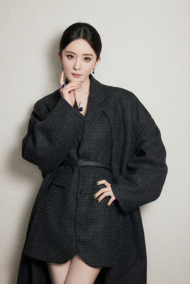 8848sd82034's tweet photo. 虽然还是那个发型，但是比前面的舒服多了
#杨幂 
#意淫 https://t.co/BGcEvDHGnY