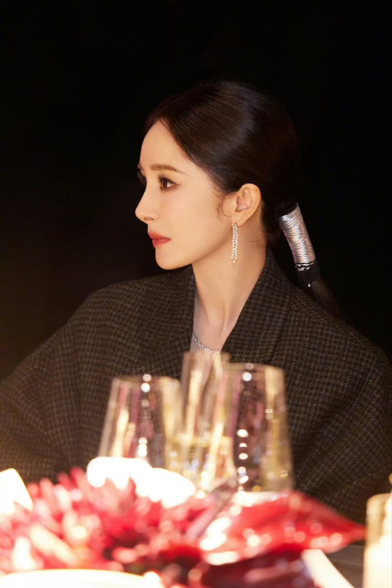 8848sd82034's tweet photo. 虽然还是那个发型，但是比前面的舒服多了
#杨幂 
#意淫 https://t.co/BGcEvDHGnY