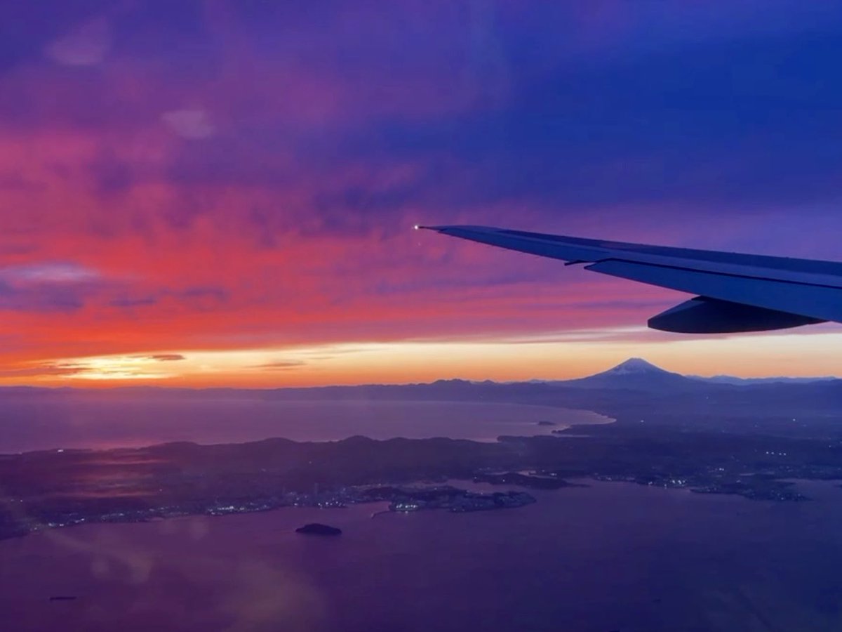 3_wanu's tweet photo. 新年早々悲しい出来事があったりで気分が沈んでたけど
今日飛行機の中で綺麗な夕日と富士山を見れて今年はいい年になりそうな気がした https://t.co/LAGRHk6rke