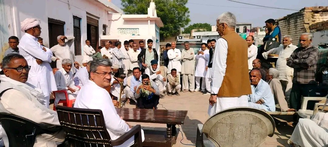 Sameer_Loharu's tweet photo. १० दिसंबर को बहल ब्लॉक में जनसंपर्क अभियान के तहत गाँव सिधनवा, हरियावास, गोपालवास, मंढोली कलां, कासनी कलां, कासनी खुर्द दौरा किया और आम जन से मुलाक़ात की। https://t.co/nDzMNuFhYa