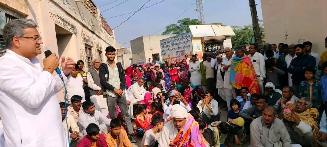 Sameer_Loharu's tweet photo. १० दिसंबर को बहल ब्लॉक में जनसंपर्क अभियान के तहत गाँव सिधनवा, हरियावास, गोपालवास, मंढोली कलां, कासनी कलां, कासनी खुर्द दौरा किया और आम जन से मुलाक़ात की। https://t.co/nDzMNuFhYa
