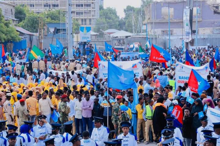 MaxammedSabriye's tweet photo. #UPDATE: Thousands of people took to the streets of #Mogadishu, vowing to stand with the government's efforts to defend the country's sovereignty against Ethiopia's aggression. https://t.co/lFEwPm6Zit