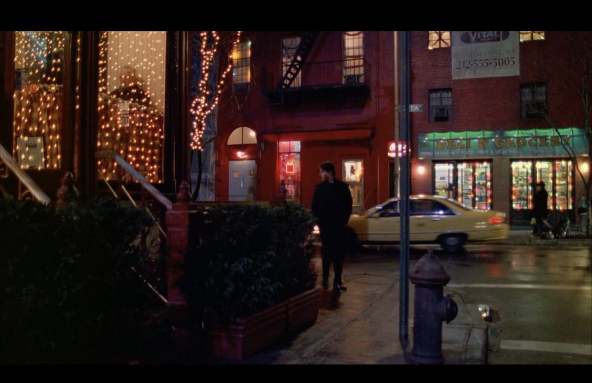 LHDSR_TV's tweet image. #decodage [🚨spoiler alert ]
il y a plusieurs lectures dans eyes wide shut, une évidente (scénario), une autre sur l&apos;archétype (arc des personnages) et d&apos;autres plus symboliques (composition de l&apos;image—littératie visuelle, symboles, couleurs).

nous pouvons avoir différentes…