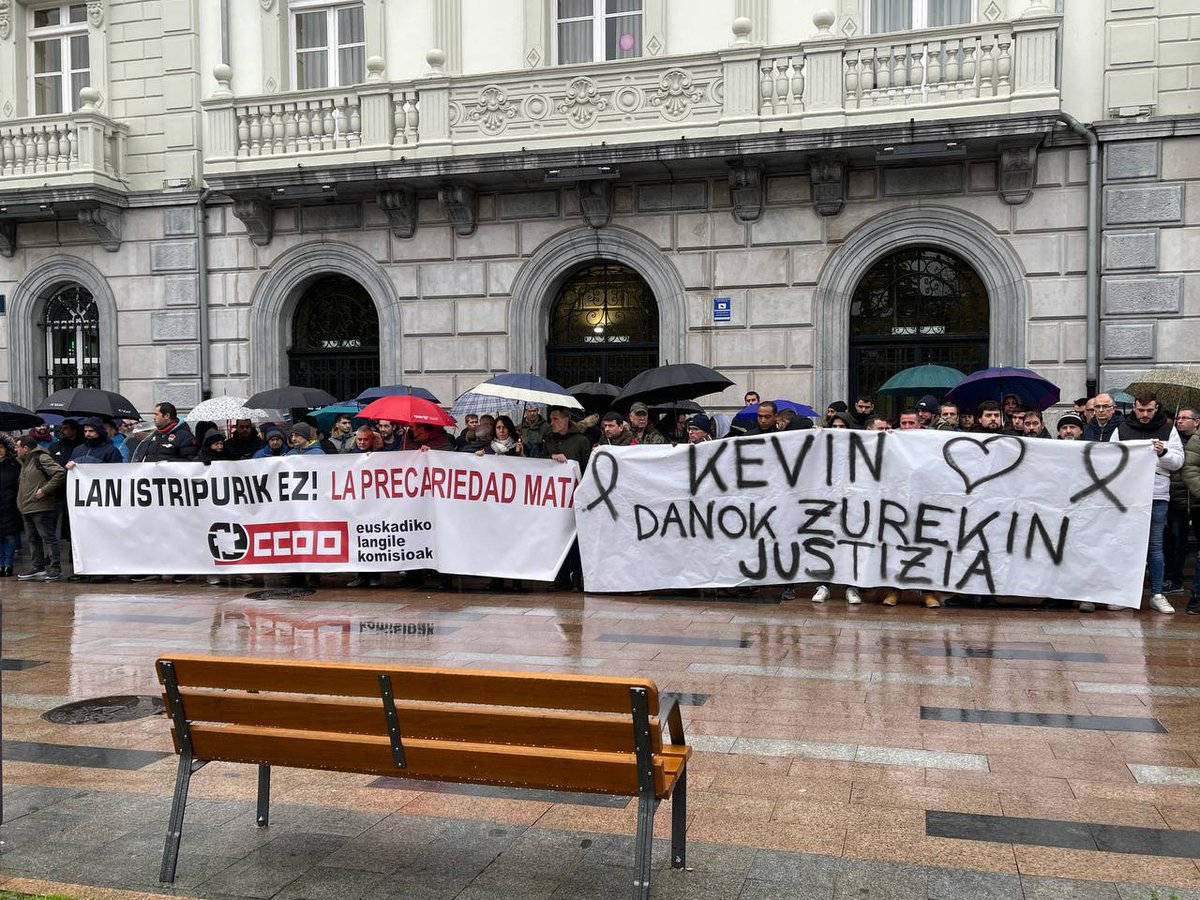 CCOOeuskadi's tweet photo. Movilización en #Santurtzi para denunciar los dos accidentes laborales mortales del pasado 9 de enero.

‼️Exigimos investigaciones profundas y exhaustivas que determinen la responsabilidad empresarial

#LanIstripurikEz https://t.co/gaeLcHegbw