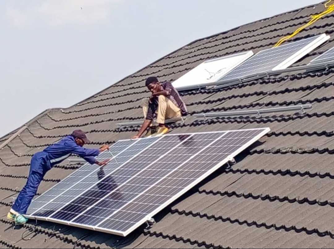 beebeejump's tweet photo. Getting set to deliver and install a 5kw system- 1 5kva hybrid Inverter and 1 5kwh lithium battery in Lagos.
The customer is paying #2,970,000 instead of #3,500,000.
He will also be getting the system installed for FREE.
#beebeejump #solarenergy #electricity #hseries #Battery https://t.co/vWdENGWhAe