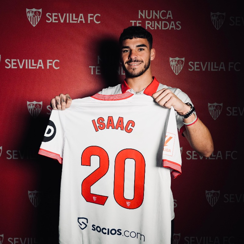 SevillaFC's tweet photo. 🆕 Isaac Romero pasa a formar parte del primer equipo del #SevillaFC. 💪

#WeareSevilla #NuncaTeRindas