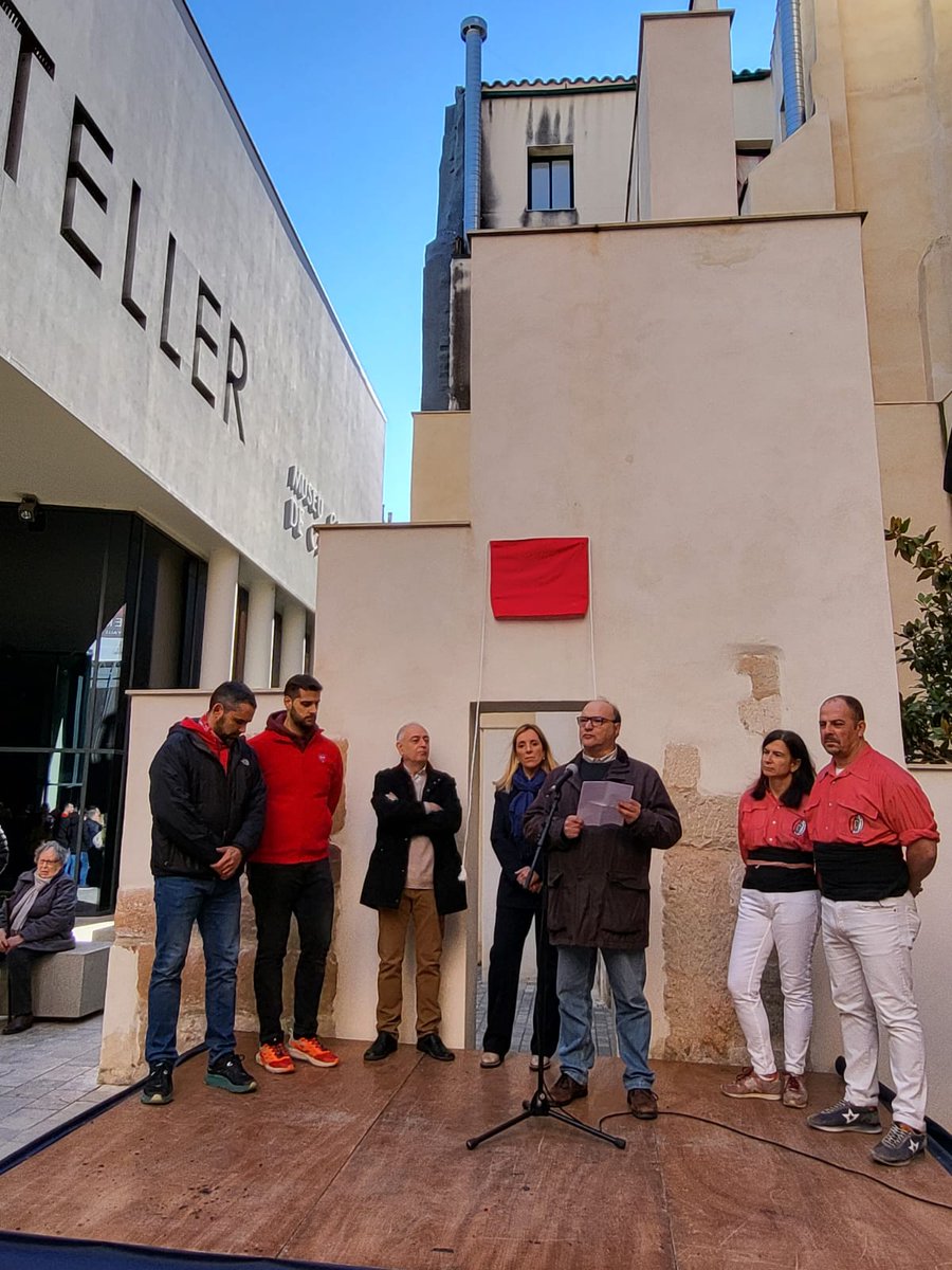 revistacastells's tweet photo. La figura de Pere Català Roca centrarà la Nit de Castells.
▶️ La gala incorpora un nou premi amb el nom de l’il·lustre vallenc per a distingir la trajectòria d’un fotògraf vinculat a l’univers casteller.
👉https://t.co/xSteasY1I1
#castellers #castells https://t.co/uqKMZcay2T