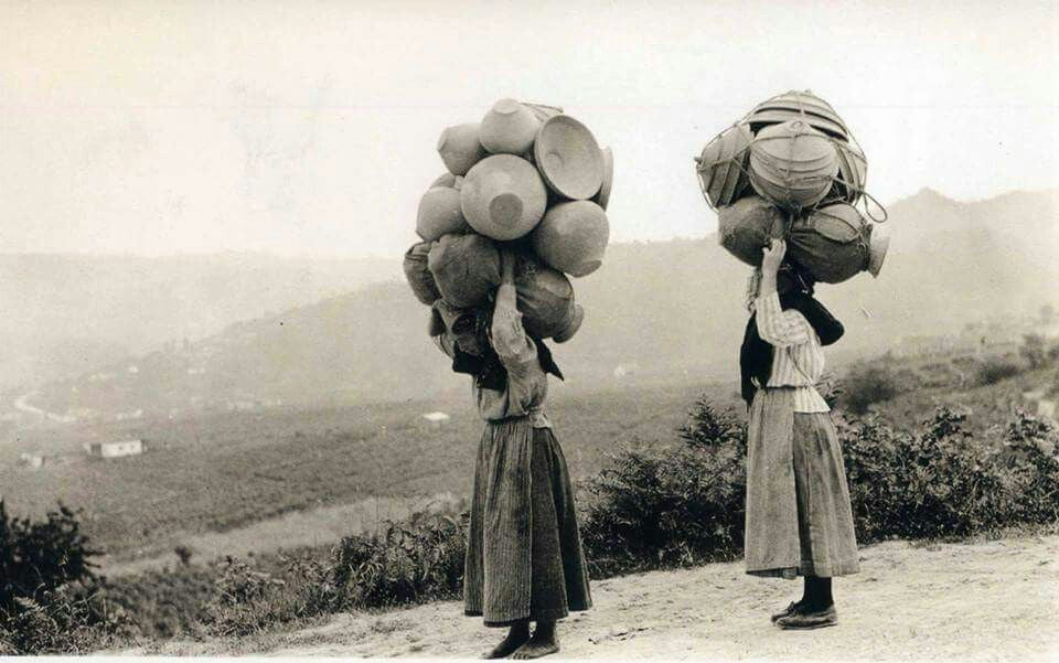 GuerraenlaUni's tweet image. Si una viajera del siglo XXI aterrizara en la Europa rural de principios del XX, posiblemente no tuviera muy claro en que época estaba. Hilo con 15 imágenes que podrían ser de hace 100 o 1000 años:-&amp;gt;