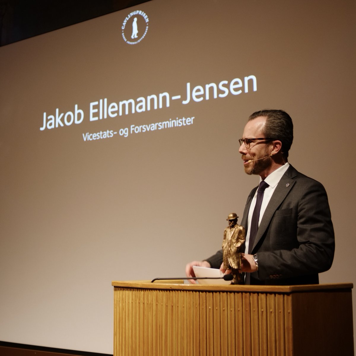 Tillykke med jobbet, <a href="/JakobEllemann/">Jakob Ellemann-Jensen</a>! Vi byder dig også gerne velkommen i DJ, så dine vilkår bliver varetaget. Du stod på Cavlingscenen sidste år som taler. Hvem ved, måske vender du tilbage som modtager?