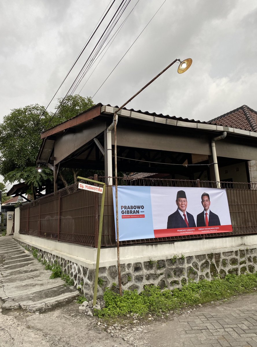 aprilingga's tweet photo. Mas @gibran_tweet tolong simpatisannya dikasih edukasi biar tidak asal pasang perangkat kampanye di pagar rumah orang tanpa izin. https://t.co/nOx6by7D2n