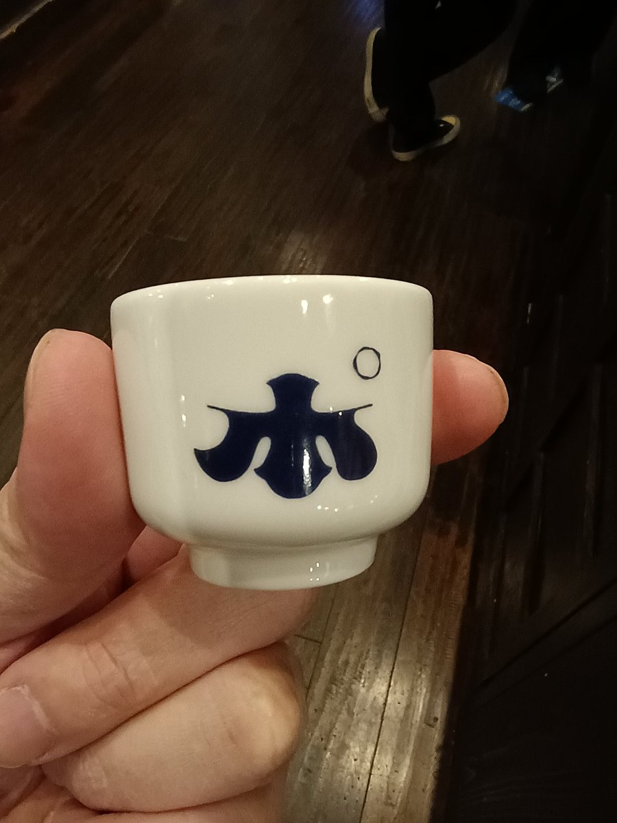 minerva_owl1's tweet photo. これから新潟へ行く人へ
この前は旅に役立った長靴の話をしましたが、実際行って良かった場所やおすすめの新潟料理店(新潟駅周辺)も書いていこうと思います！

1.ぽんしゅ館
500円でコイン5枚を渡され、この自販機に入れれば様々な日本酒が注がれます。お酒好きなら是非。そこにエデンがあります。 https://t.co/vOOydoWVYJ
