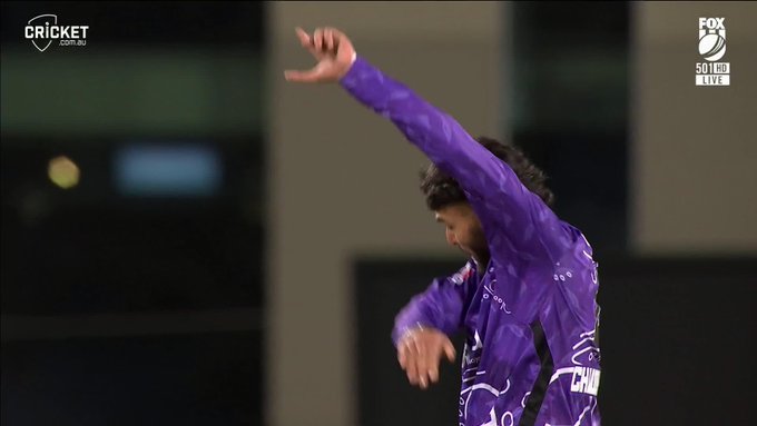 Nikhil Chaudhary picks up the wicket of D'Arcy Short 🔥 📹 Credits: Twitter/BBL