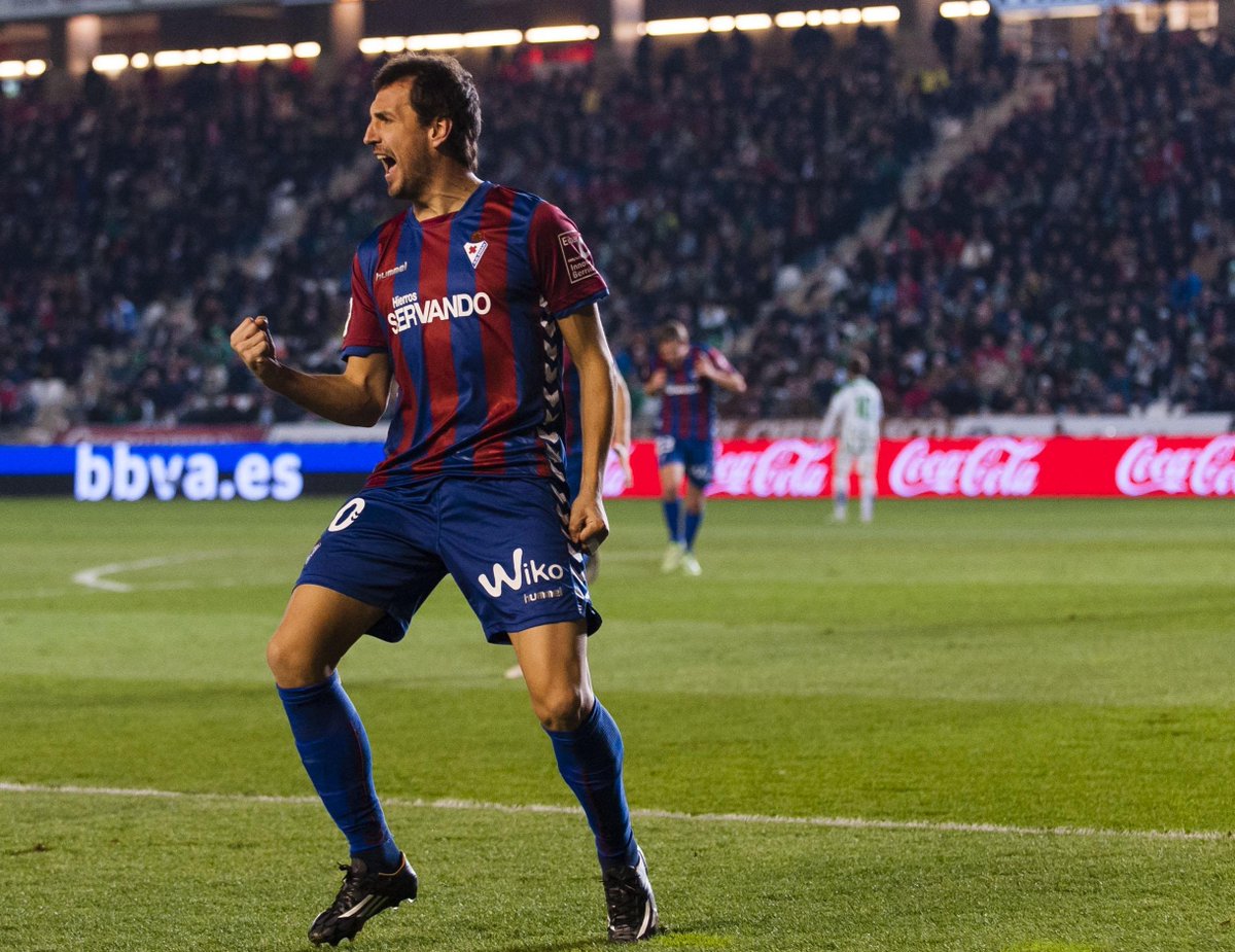 SDEibar's tweet photo. 🎩 Hoy se cumplen 1⃣5⃣ años del primer partido de Mikel Arruabarrena con el Eibar, ante el Girona.

���Jugó 2⃣0⃣0⃣ partidos en 8 temporadas (188 en Liga y 12 en Copa) en 1ª, 2ª y 2ª B.

⚽️ Marcó 5⃣1⃣ goles, de ellos 🔟en Primera.

🔝 𝐇𝐚𝐧𝐝𝐢𝐚 𝐌𝐢𝐤𝐞𝐥!

#EibarHistory📜 https://t.co/wrjKwAtTH9