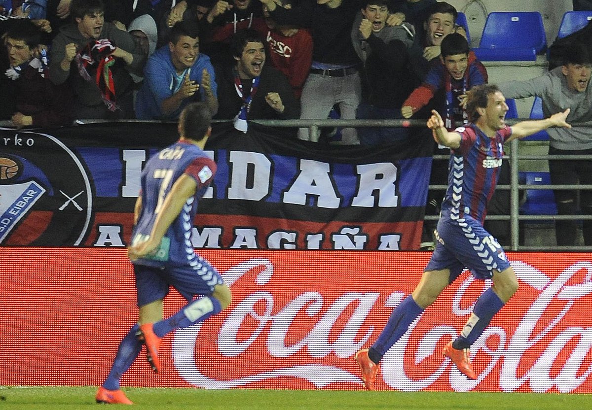 SDEibar's tweet photo. 🎩 Hoy se cumplen 1⃣5⃣ años del primer partido de Mikel Arruabarrena con el Eibar, ante el Girona.

���Jugó 2⃣0⃣0⃣ partidos en 8 temporadas (188 en Liga y 12 en Copa) en 1ª, 2ª y 2ª B.

⚽️ Marcó 5⃣1⃣ goles, de ellos 🔟en Primera.

🔝 𝐇𝐚𝐧𝐝𝐢𝐚 𝐌𝐢𝐤𝐞𝐥!

#EibarHistory📜 https://t.co/wrjKwAtTH9