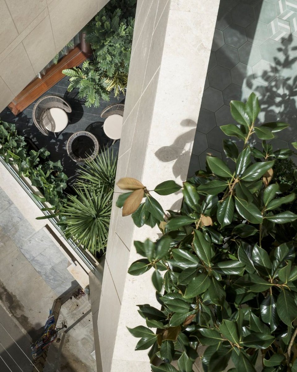 MANUEL TORRES DESIGN (@mantorresdesign) on Twitter photo #JuevesDeArquitectura Wedge Villa de <a href="/cadencearchite1/">Cadence Architects</a> organiza su estructura alrededor de una terraza verde que difumina su distinción entre interior y exterior.
Crea una sensibilidad entre su estructura de piedra junto a un ambiente natural que resplandece con el mismo sol. #JuevesDeArquitectura Wedge Villa de <a href="/cadencearchite1/">Cadence Architects</a> organiza su estructura alrededor de una terraza verde que difumina su distinción entre interior y exterior.
Crea una sensibilidad entre su estructura de piedra junto a un ambiente natural que resplandece con el mismo sol.