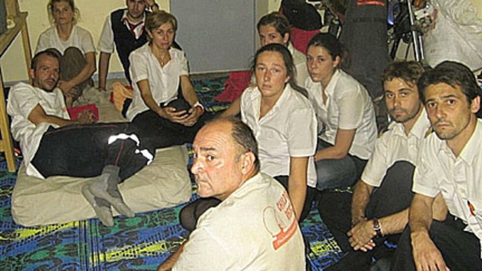 Bu fotoğrafa iyi bakın. İnsani yardım için Afrika’ya gidip 103 çocuğu kaçırırken yakalanan bir grup Fransız (ve diğer Batı ülkelerinden) aktivist.

Jeffrey Epstein'in çocuk kaçırma mevzuları konuşulurken aklıma Çad’da dinlediğim hikâye geldi.

Fransız insani yardım derneği Arche