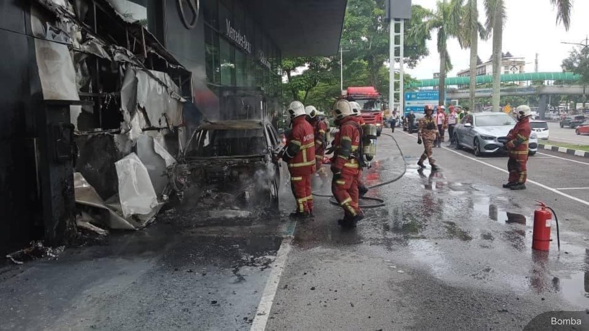 NewsBFM's tweet photo. 1. The Energy Commission (ST) is probing the case of an electric car (EV) that caught on fire while charging at the car's showroom in Johor Bahru on Dec 31 last year.

"Early investigations found that the company was operating EVCS without a licence from the ST," it said. https://t.co/Wq4V628rNf
