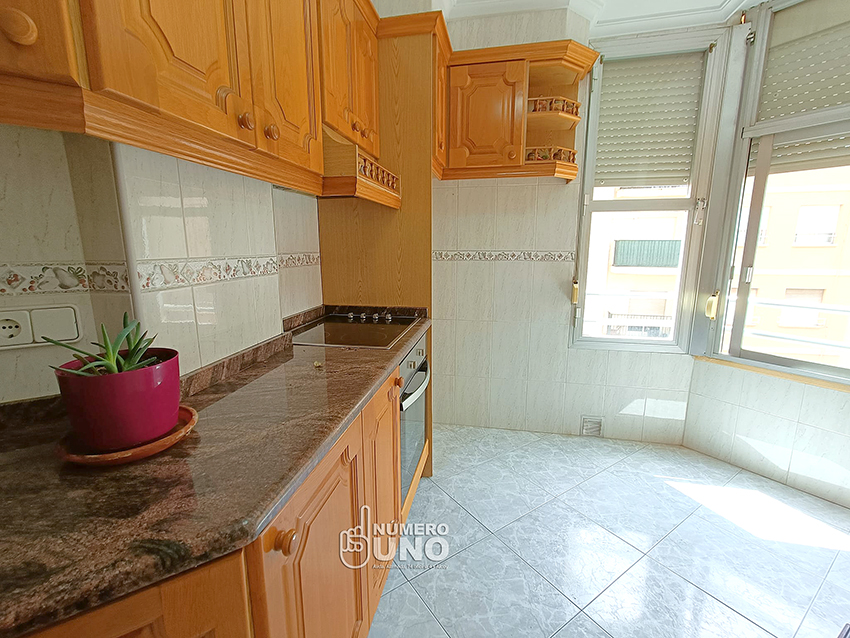 Se vende piso Zona Norte - Alcoy
balcón tipo terraza. galería amplia, todo exterior, ascensor y zona comunitaria
Cocina de roble, baño reformado ducha adaptada, A.A  en comedor, puerta blindada
3 hab . Comedor . Cocina. 
P: 67.000 € - tel.: 625 619 249 - 615 223 368