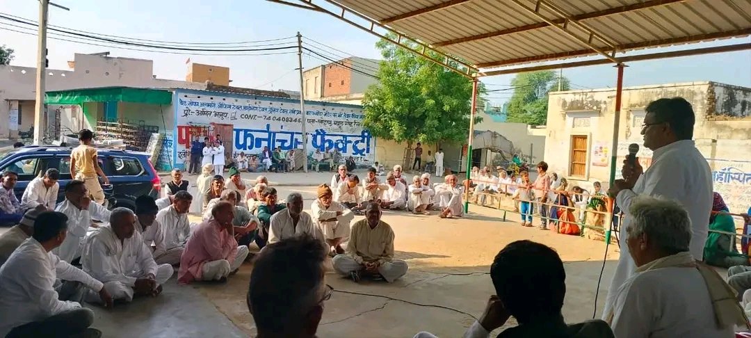 Sameer_Loharu's tweet photo. आज 14 दिसंबर, बहल ब्लॉक में जनसंपर्क अभियान के तहत गाँव बूढ़ेड़ी, पाजु, नांगल, चेहड़ कलां, चेहड़ खुर्द और ढाणी कहर गाँव का दौरा किया और आम जन से मुलाक़ात की। इस अवसर पर युवा कांग्रेस के पदाधिकारी व वरिष्ठ कांग्रेस नेता मौजूद रहे। https://t.co/ydmkaf2rTm