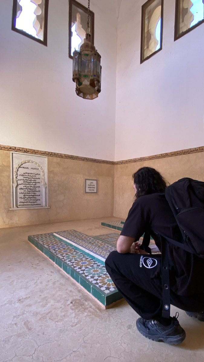 Finalmente visitei o túmulo do Rei-Poeta Al Mutamid, nascido em Beja, Rei de Silves e depois da Taifa de Sevilha. Morreu exilado aqui em Aghmat onde está sepultado com a mulher e a filha. Uma figura fascinante do Portugal àrabe e do Al Andalus muçulmano 🇵🇹🇲🇦