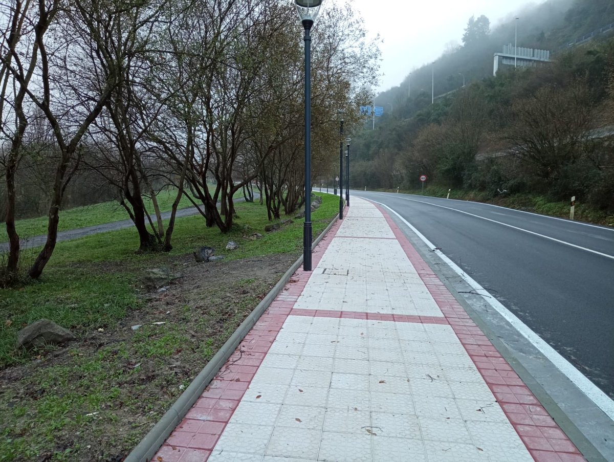 bilbao_udala's tweet photo. 🅱️🚧 Hemos finalizado las obras de construcción del nuevo itinerario peatonal accesible y seguro que conecta los barrios de #LaPeña y #Buia 🔗 https://t.co/1QNj1j1BnK https://t.co/OhNuWgMlpl