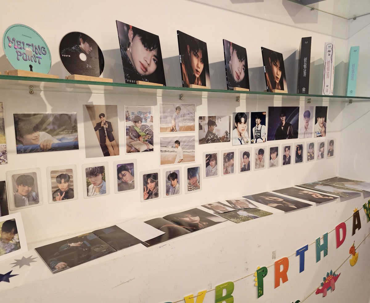 📍카페코그 1/10

밖에 붙어있는 현수막도 귀엽고 마카롱도 귀엽고 빤토 대잔치여서 사진찍을때 좋았어요🩷🩷🩷 벽면에 있는 포카들 탐나서 하나하나 빤히 구경할 수 있었어용 이쁘게 꾸며주셔서 눈이 즐거웠어요 감사합니당🥰.ᐟ.ᐟ
#최종보스_no20_박건욱
#please_insert_gunwook