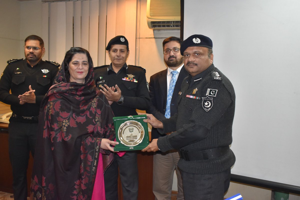 AfzalAsdaq's tweet photo. Honoured to hosting 34th #SeniorManagementCourse from NIM #Peshawer at Customs Collectorate #Faisalabad , #FDPT. Trade facilitation and preventive roles elaborated to federal officers @mukarram_ansari @Pak_Customs @FBRSpokesperson @PakPMO @FCCIOfficial @AqdasAfzal @NSPP_Pak https://t.co/p54PqHFzSg
